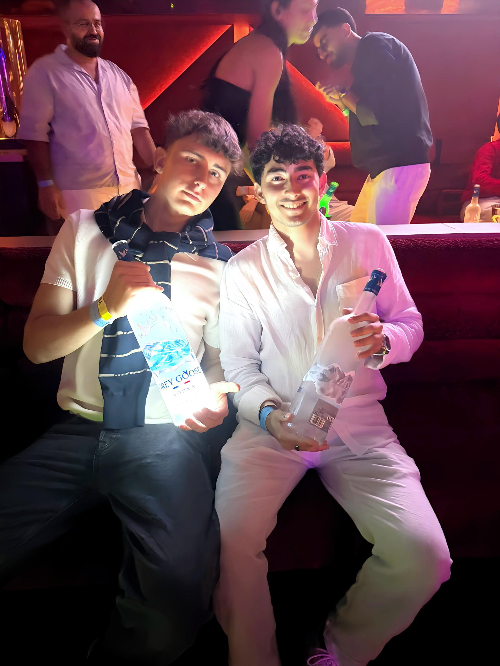 Biel con un amigo en el reservado VIP