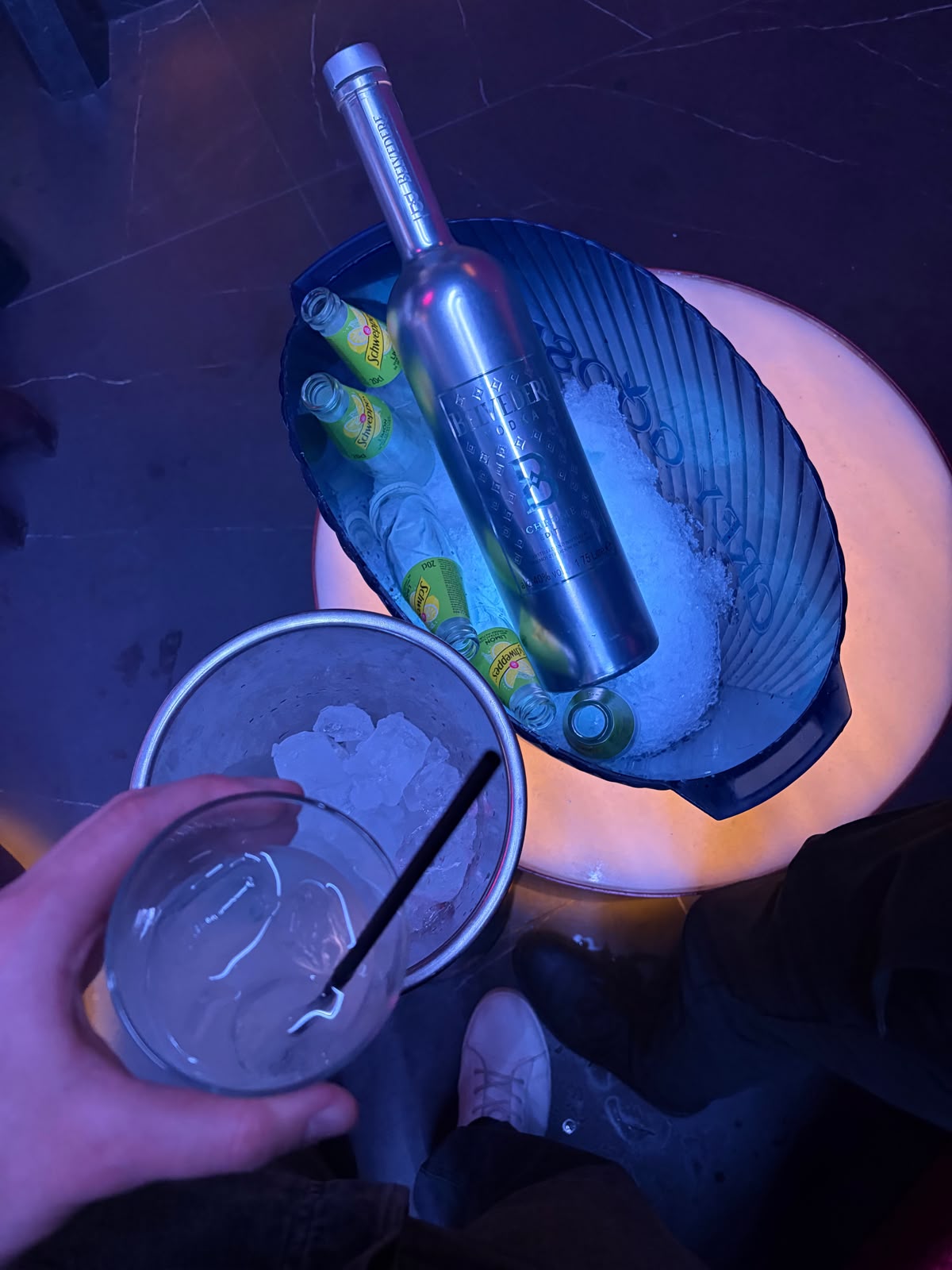 Cubo con botella Belvedere y copa en mesa VIP