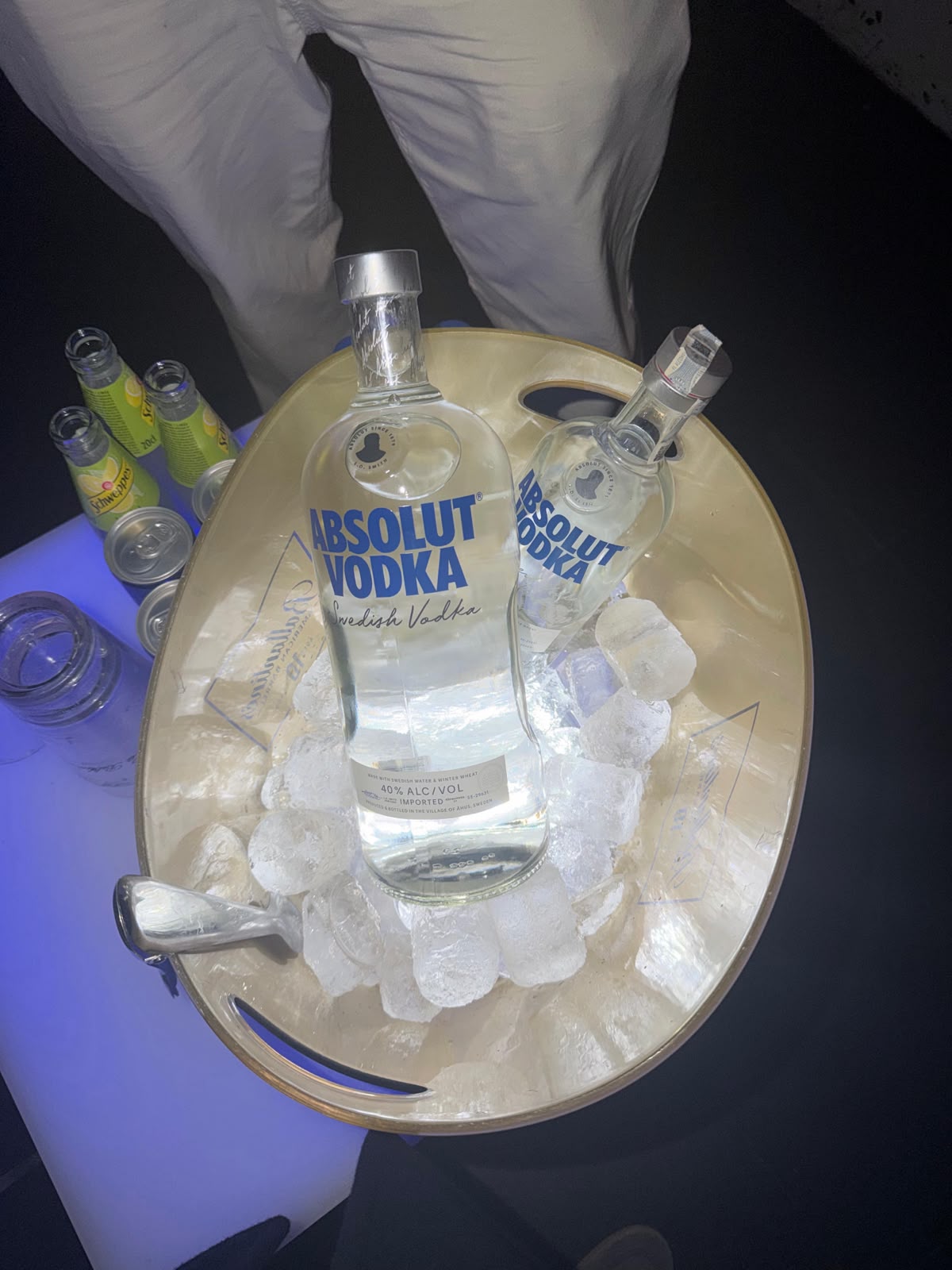 Botellas de Absolut en hielo, servicio VIP